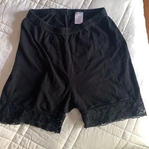 Bike shorts with lace trim